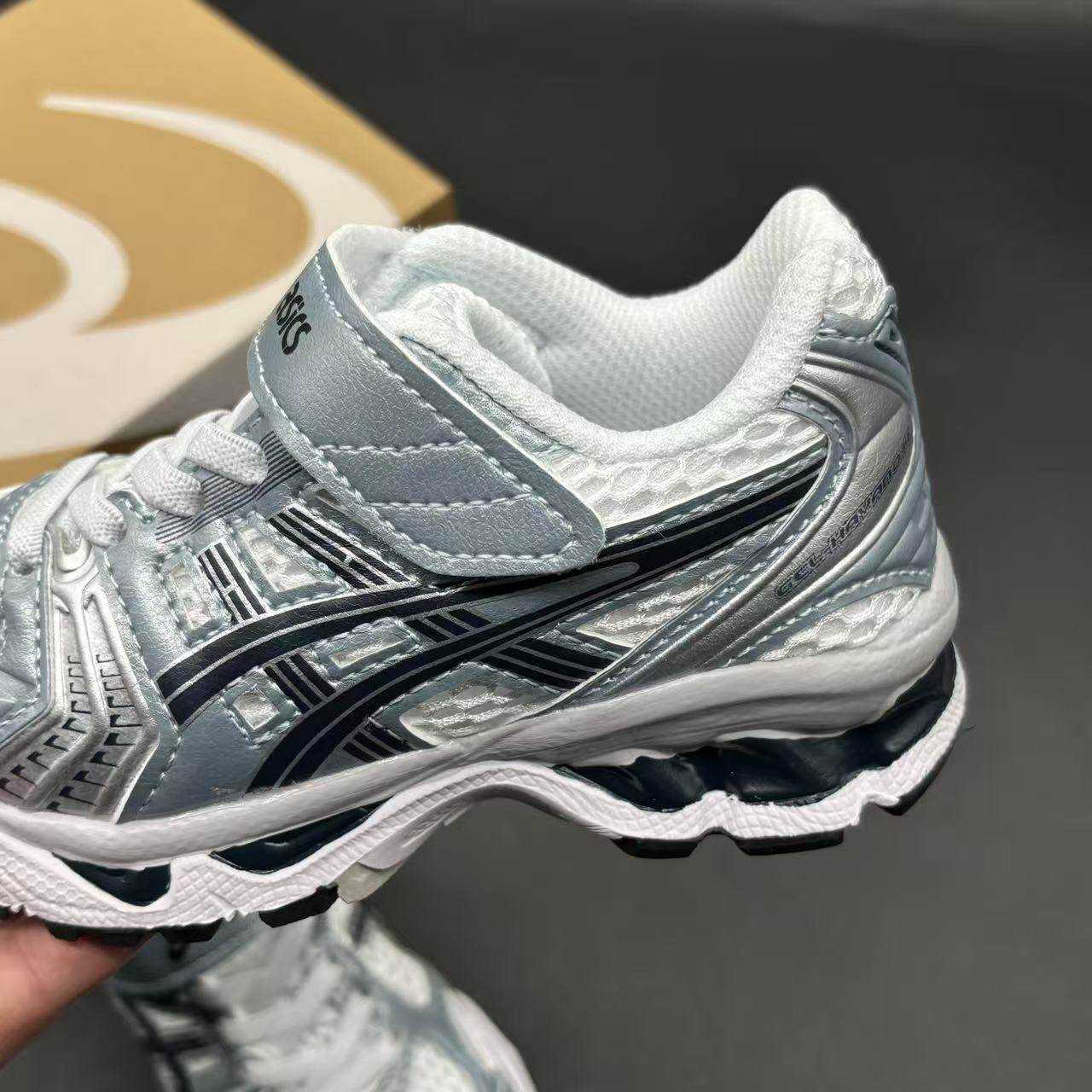 Children's shoes child